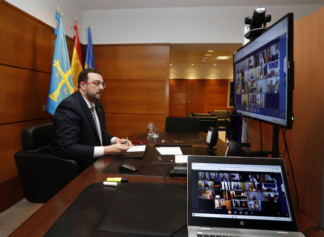 El presidente del Principado, Adrián Barbón, durante la reunión con el presidente del Gobierno de España, Pedro Sánchez, y el resto de presidentes autonómicos para abordar la crisis del coronavirus.