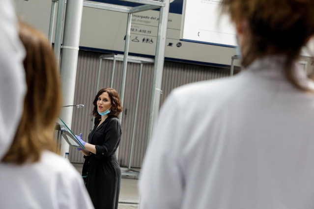 La presidenta de la Comunidad de Madrid, Isabel Díaz Ayuso, realiza una intervención pública durante su visita al 'hospital de campaña' de Ifema, en Madrid (España) a 11 de abril de 2020.
