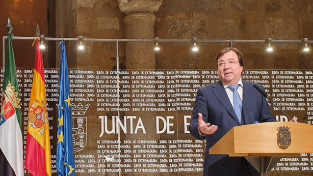 El presidente de la Junta de Extremadura, Guillermo Fernández Vara, en rueda de prensa en Mërida