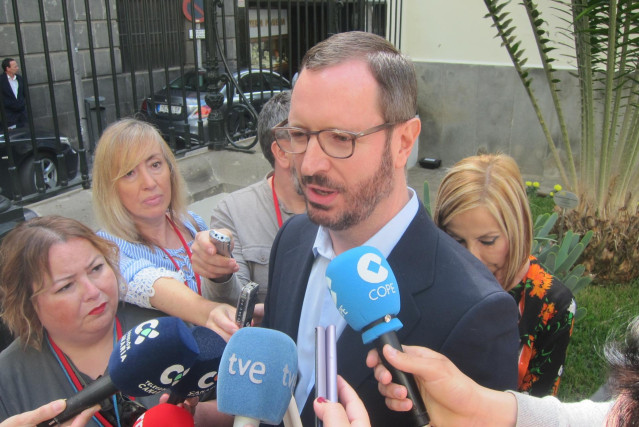 El portavoz del PP en el Senado, Javier Maroto, atiende a los periodistas en el Parlamento.