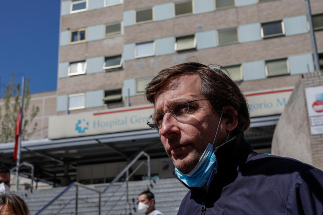 El alcalde de Madrid, José Luis Martínez-Almeida, frente al Hospital Gregorio Marañón, en Madrid (España).