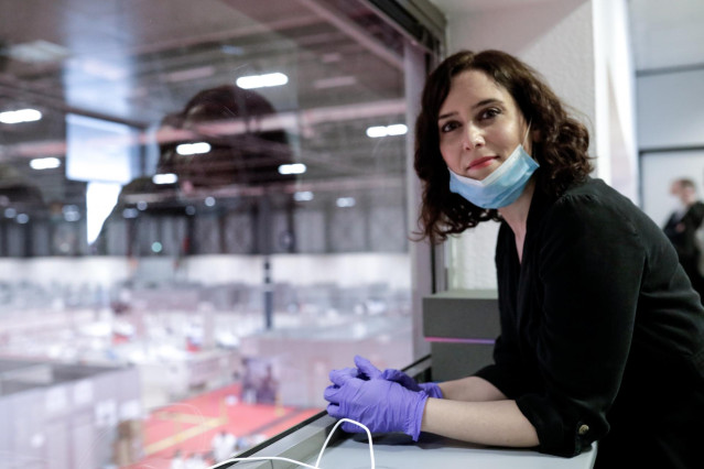 La presidenta de la Comunidad de Madrid, Isabel Díaz Ayuso, en el hospital de Ifema