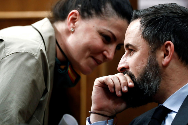 El líder de Vox, Santiago Abascal, habla con la diputada de su partido, Macarena Olona