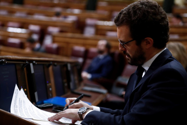 El líder del PP, Pablo Casado, momentos antes del inicio del pleno del Congreso que este jueves que aprobará con una amplia mayoría una nueva prórroga del estado de alarma en un debate en el que se abordará, con toda probabilidad, la nueva fase que se abr