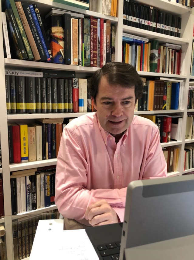 El presidente de Castilla y León, Alfonso Fernández Mañueco, en videoconferencia.
