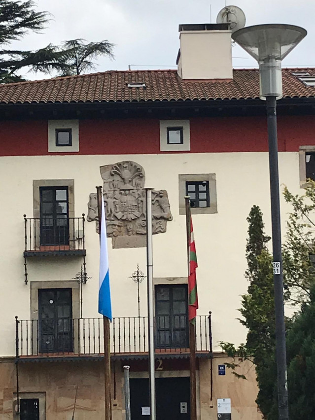 Ayuntamiento de Zalla con las bandera de municipio y la ikurriña