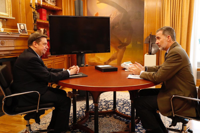 El Rey con el ministro de Agricultura, Pesca y Alimentación, Luis Planas