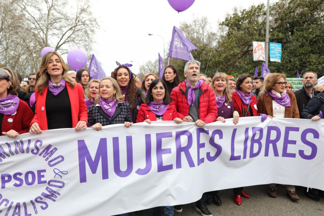 La esposa del Presidente del Gobierno, Begoña Gómez (1i), la vicepresidenta tercera del Gobierno, Nadia Calviño (2i), y la ministra de Política Territorial, Carolina Darias (3i), en el 8M