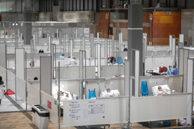 Pacientes en el interior del hospital de campaña montado en IFEMA, en Madrid, para contagiados con coronavirus.