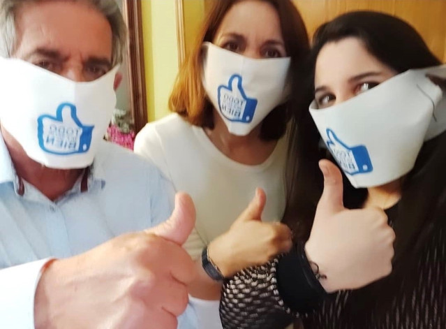 El presidente de Cantabria, Miguel Ángel Revilla, y su familia con la polémica mascarilla que el Gobierno de Cantabria ha repartido