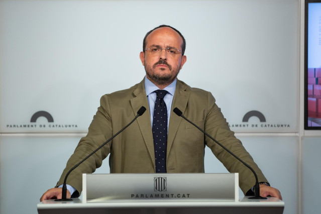 El portavoz del PP en el Parlament de Cataluña, Alejandro Fernández, ofrece una rueda de prensa tras la segunda parte del Debate de Política General en el Parlament el 26 de septiembre de 2019.