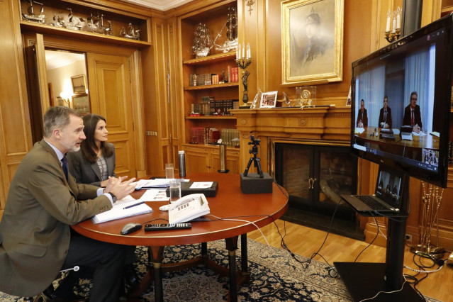Los Reyes Felipe VI y Letizia se reúnen por videoconferencia con responsables de la Sociedad Estatal de Correos y Telégrafos, quienes les han explicado las medidas adoptadas durante la crisis por el coronavirus para adaptar su sistema de trabajo, además d