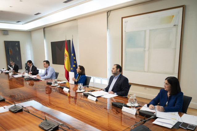 La ministra de Política Territorial y Función Pública de España, Carolina Darias, primera por la derecha, en una reunión en Moncloa.