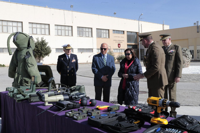 La ministra de Defensa, Margarita Robles, en una visita a la Academina de Ingenieros del Ejército de Tierra en Hoyo de Manzanares (Madrid)
