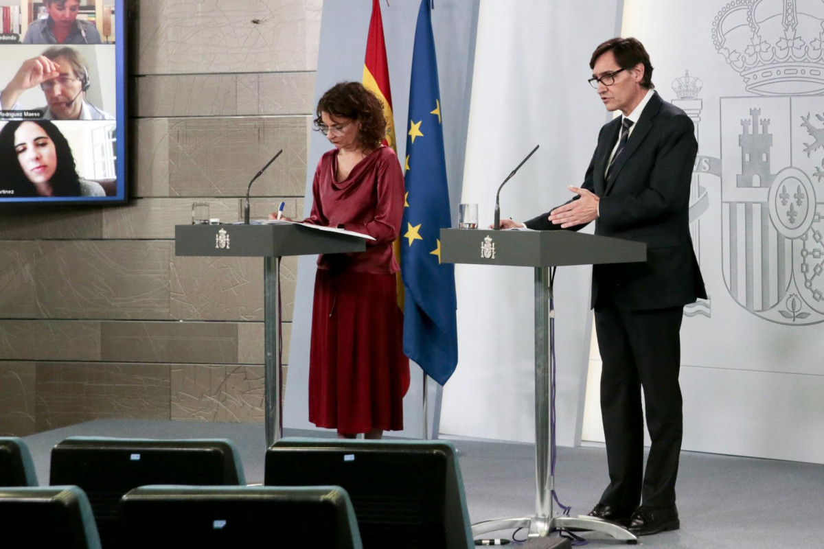 La ministra de Hacienda y portavoz del Gobierno, María Jesús Montero, y el ministro de Sanidad, Salvador Illa, durante la rueda de prensa posterior al Consejo de Ministros , a 10 de abril de 2020.