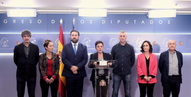 La portavoz de EH Bildu, Mertxe Aizpurua, con Jon Iñarritu y demás parlamentarios de Bildu