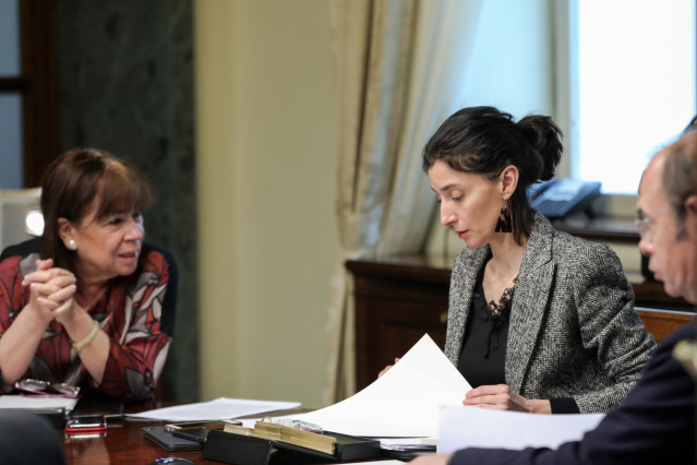 La vicepresidenta primera del Senado, Cristina Narbona (i) y la presidenta de la Mesa del Senado, Pilar Llop (d), durante la Mesa del Senado, que no para la actividad durante el segundo día laborable del estado de alarma decretado por el coronavirus, en M
