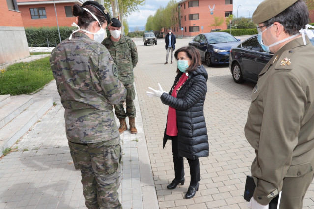 La ministra de Defensa, Margarita Robles, en su visita a la Brigada ‘Almogávares’ VI de Paracaidistas (BRIPAC), ubicada en la localidad madrileña de Paracuellos del Jarama.