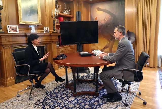 El Rey con la ministra de Educación, Isabel Celaá