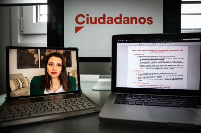La presidenta de Ciudadanos y portavoz en el Congreso, Inés Arrimadas, en una rueda de prensa telemática.
