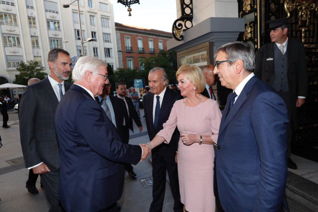 El Rey Felipe VI asiste, junto al presidente de Alemania, Frank-Walter Steinmeier, a la clausura del Foro hispano-alemán en el Hotel Palace