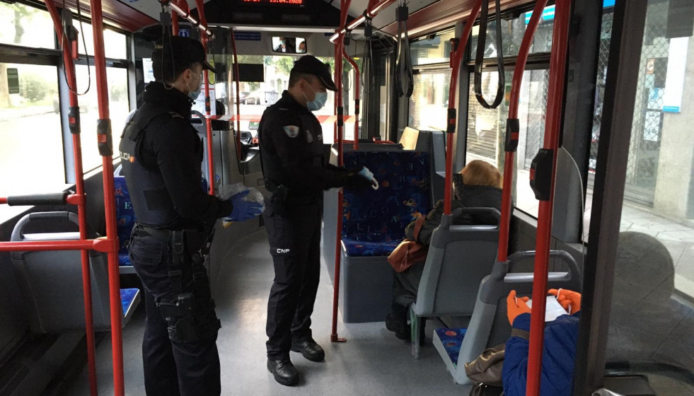 Policías nacionales reparten mascarillas en el transporte público
