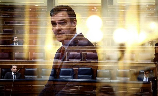 Fotograma del presidente del Gobierno, Pedro Sánchez, ante un Congreso semivacío