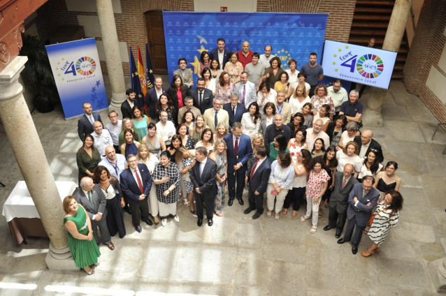 Foto de familia del Rey Felipe VI (primera fila 8d), junto a los asistentes al acto conmemorativo del 40 aniversario de las primeras elecciones democráticas.