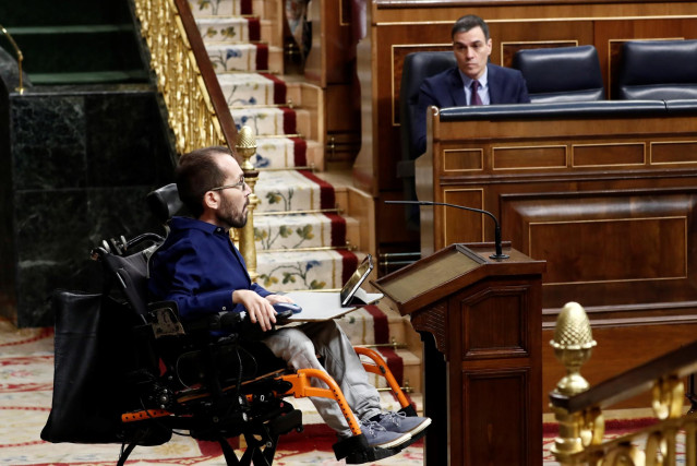 El portavoz de Unidas Podemos, Pablo Echenique (i), en el Congreso