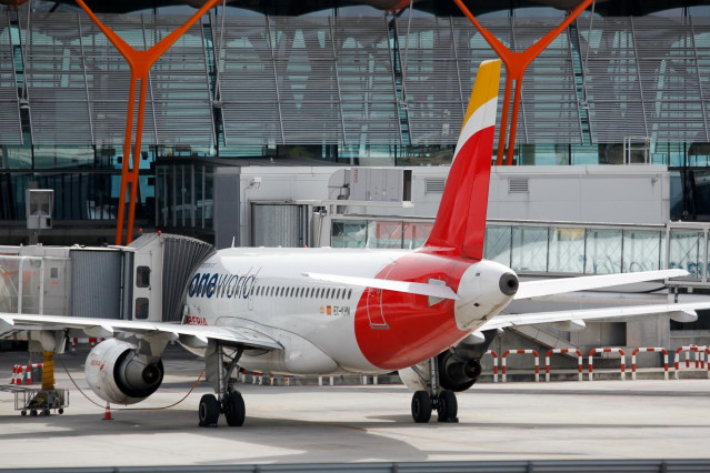 Un avión en el Aeropuerto Adolfo Suárez Madrid-Barajas donde durante la jornada han acudido los militares de la UME a desinfectar las zonas y así evitar una mayor propagación del coronavirus en pleno estado de alarma y confinamiento de los españoles