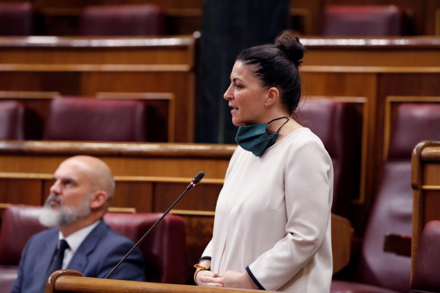La diputada de Vox, Macarena Olona, interviene en la primera sesión de control al Ejecutivo celebrada en el Congreso desde que se declaró el estado de alarma el pasado 14 de marzo, un pleno reclamado desde hace semanas por la oposición y que girará en tod