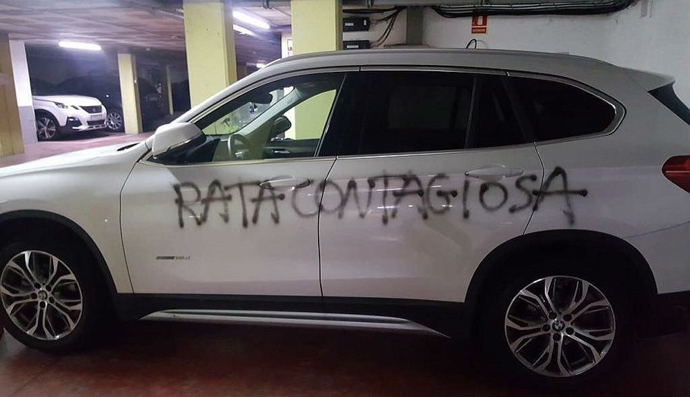 Han pintado 'rata contagiosa' en el coche de una ginecóloga