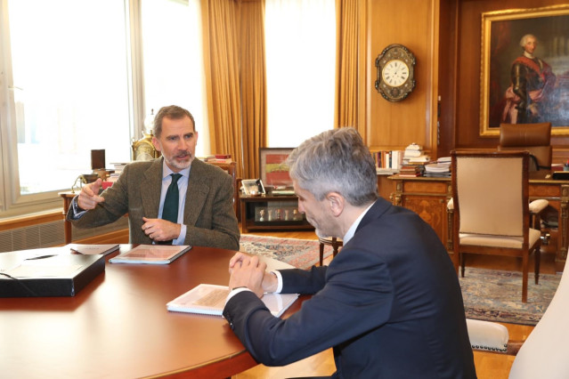El Rey Felipe VI y el ministro del Interior, Fernando Grande Marlaska, se reúnen en el Palacio de la Zarzuela