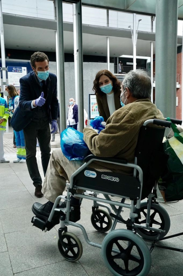 El presidente del PP,  Pablo Casado, visita el hospital de campaña de Ifema junto a la presidenta de la Comunidad de Madrid,  Isabel Díaz Ayuso. Madrid, 16 de abril de 2020.