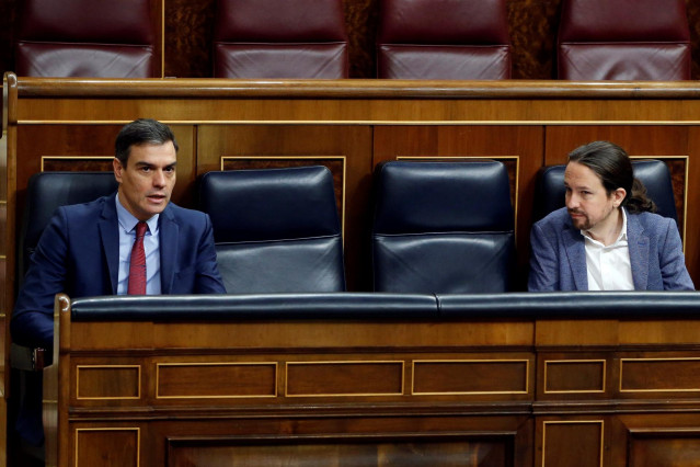 El presidente del Gobierno, Pedro Sánchez (i), y el vicepresidente segundo, Pablo Iglesias (d)