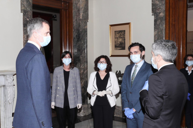El secretario de Estado de Seguridad, Rafael Pérez (2d); el Rey Felipe VI (1i), el ministro del Interior, Fernando Grande-Marlaska (1d); y la subsecretaría del Interior, Isabel Goicoechea (3i), minutos antes de una reunión por videoconferencia con el Cent