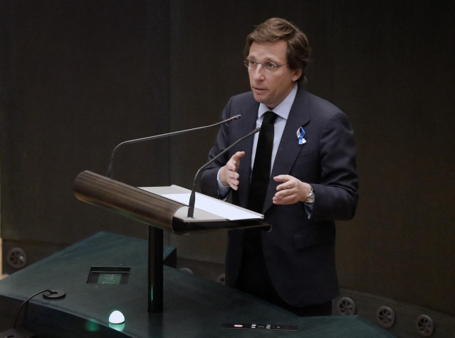 El alcalde de Madrid, José Luis Martínez-Almeida, interviene en el pleno extraordinario celebrado en el Ayuntamiento de Madrid