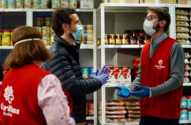 El líder del PP, Pablo Casado, visita el economato de Cáritas en el madrileño barrio de Tetuán.