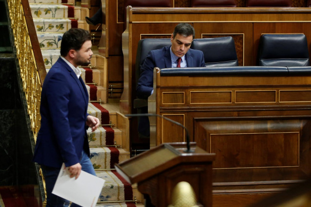 El diputado de ERC, Gabriel Rufián, pasa ante el presidente del Gobierno, Pedro Sánchez.