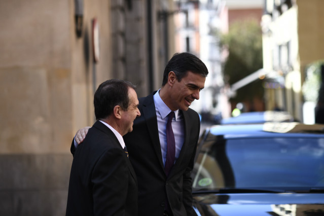 (I-D) El presidente de la FEMP, Abel Caballero y el presidente del Gobierno, Pedro Sánchez, a su llegada al acto por la entrega de la Llave de Oro del Municipalismo a la familia de Tomás Rodríguez Bolaños, en reconocimiento a su labor en defensa de los va
