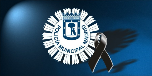 Escudo de la Policía Municipal de Madrid con un crespón negro.