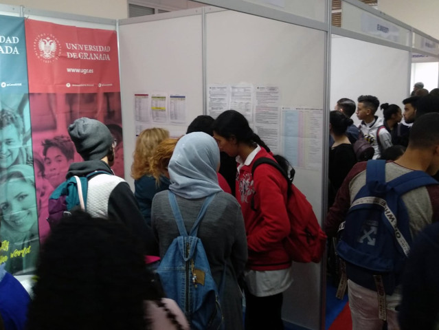Estudiantes marroquíes en el stand de la UGR