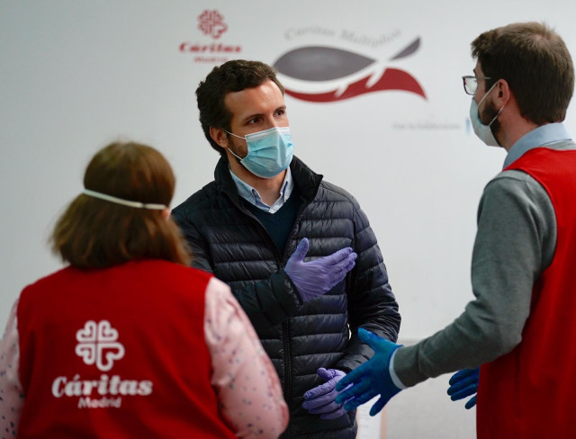 El líder del PP, Pablo Casado, visita un economato de Cáritas en el madrileño barrio de Tetuán (Madrid).