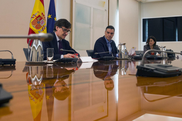 (I-D) El ministro de Sanidad, Salvador Illa y el presidente del Gobierno, Pedro Sánchez; se reúnen por videoconferencia, en Madrid (España) a 18 de abril de 2020.