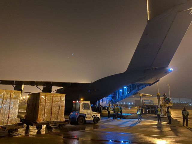 Imágen del A400M que carga material sanitario en Shangai.