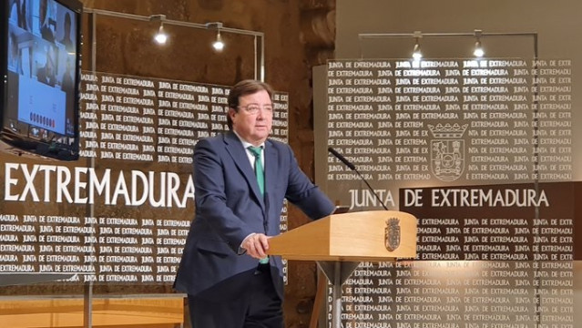 El presidente de la Junta, Guillermo Fernández Vara, en rueda de prensa