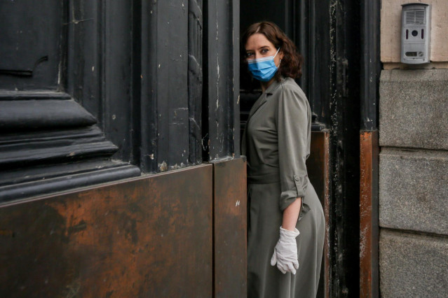 La presidenta de la Comunidad de Madrid, Isabel Díaz Ayuso, participa en un minuto de silencio por los fallecidos por el Covid-19.