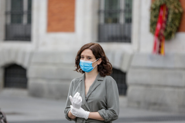 La presidenta de la Comunidad de Madrid, Isabel Díaz Ayuso, participa en un minuto de silencio por los fallecidos por el Covid-19, en Madrid (España) a 19 de abril de 2020.