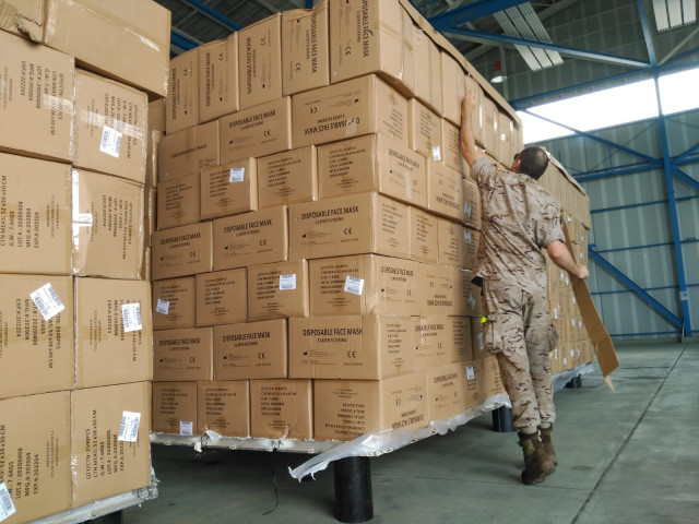 Material sanitario en la base aérea de Torrejón.