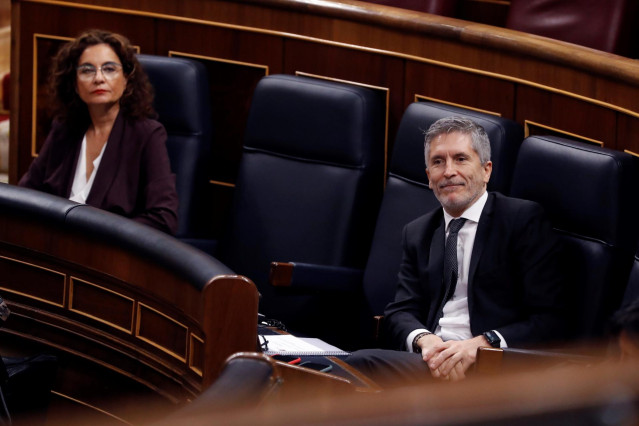 El ministro del Interior, Fernando Grande-Marlaska (d)